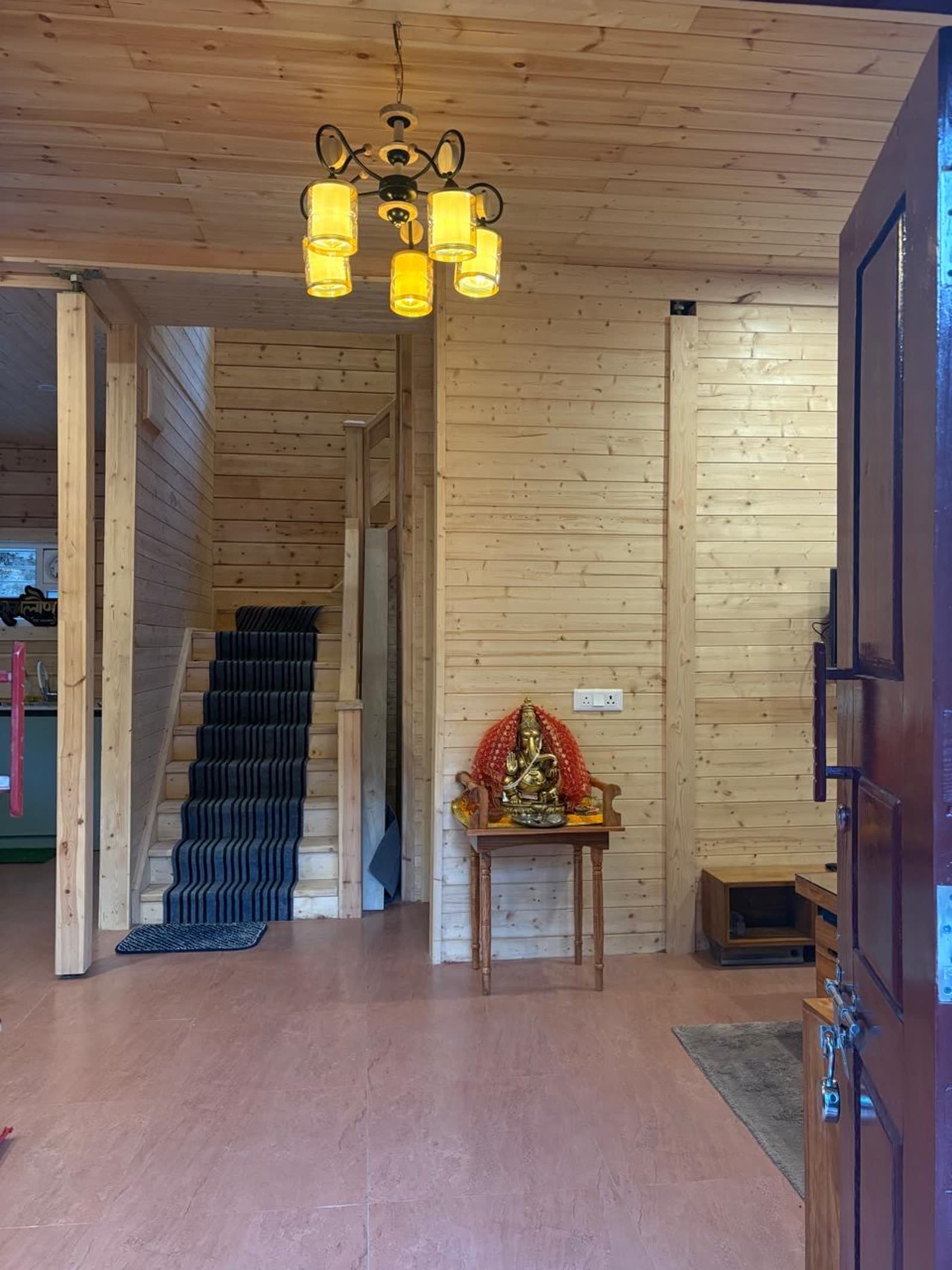 Entrance hall with staircase to the upper floor