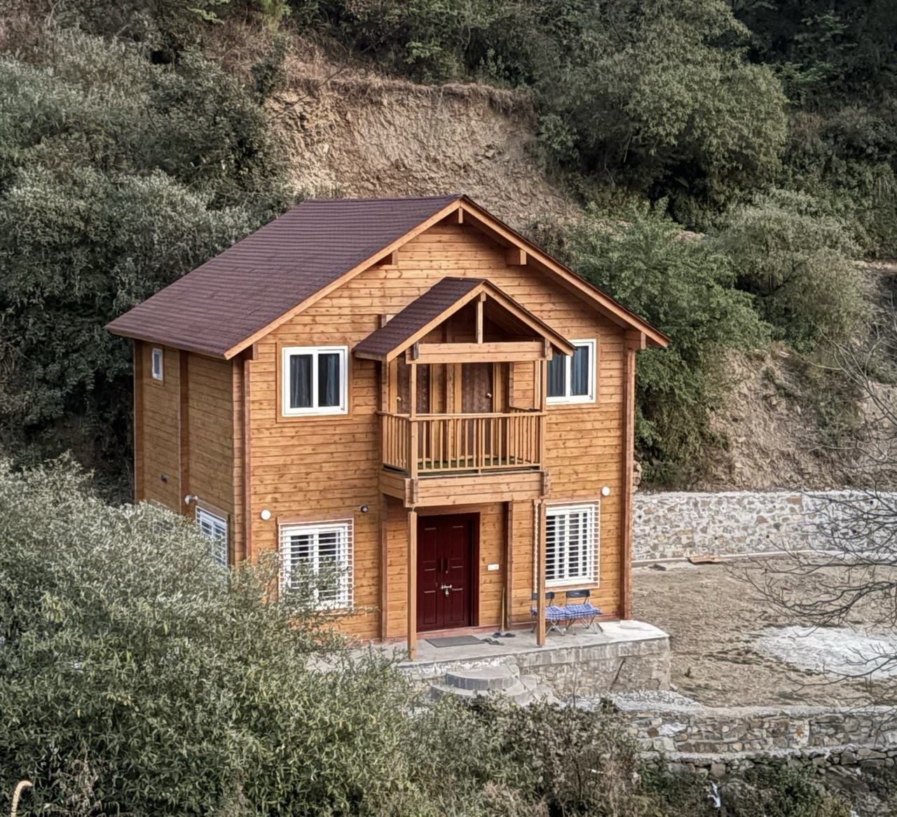 Samlaun Chalet — a two-storey pine wooden cottage nestled in the green hills of Uniyal Gaon, Kanatal
